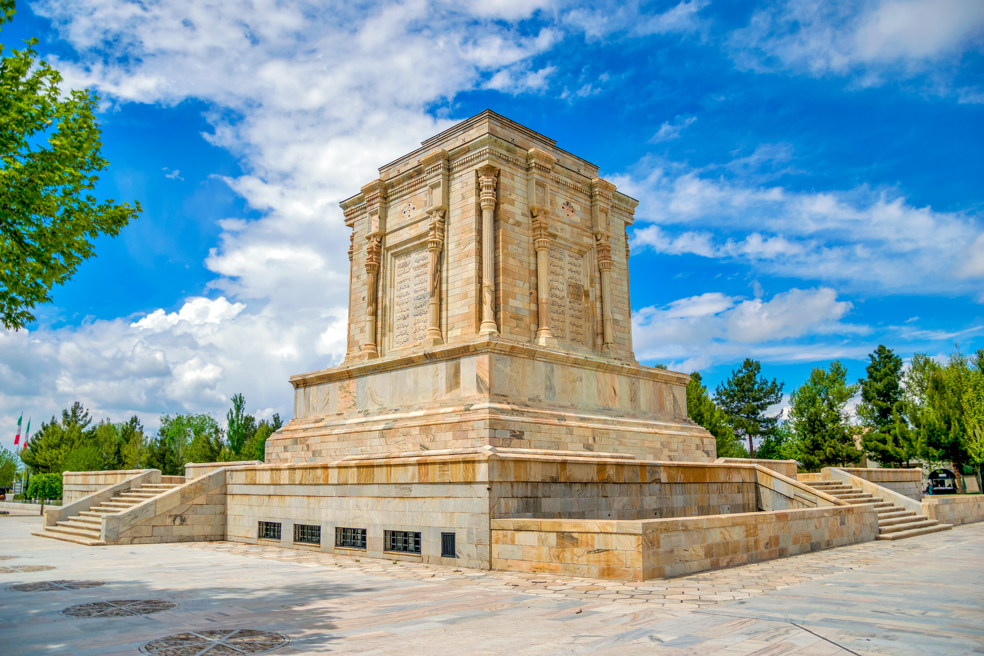 آرامگاه حکیم ابوالقاسم فردوسی ،جاذبه های تاریخی شهر مشهد