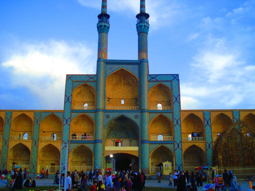 ورودی‌ها و نمای بیرونی