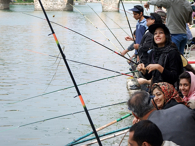 ماهیگیری در رودخانه زاینده رود، اصفهان