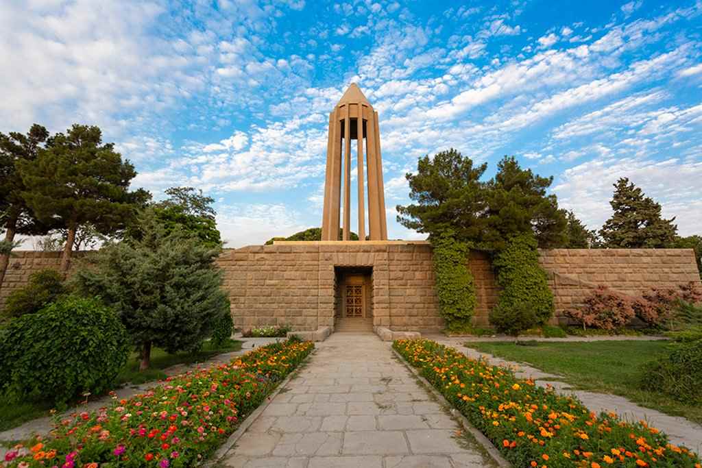 آرامگاه بوعلی سینا | نمادی از علم و فلسفه در قلب همدان - مجله گردشگری دوباره سفر