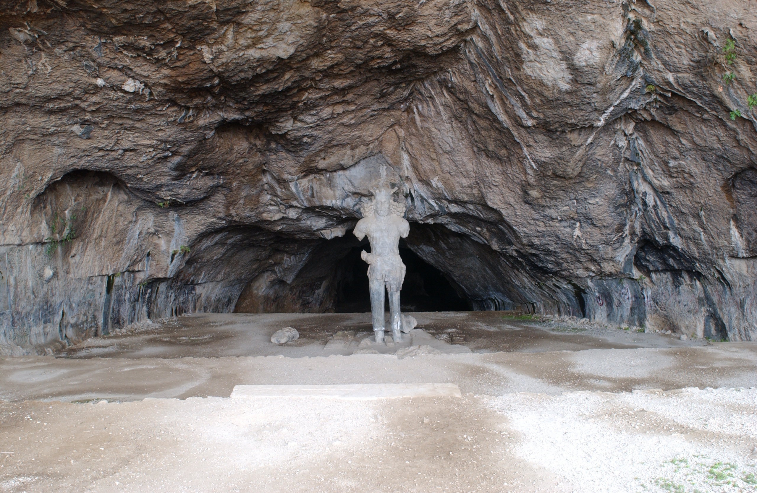 غار تاريخی بيشاپور کازرون