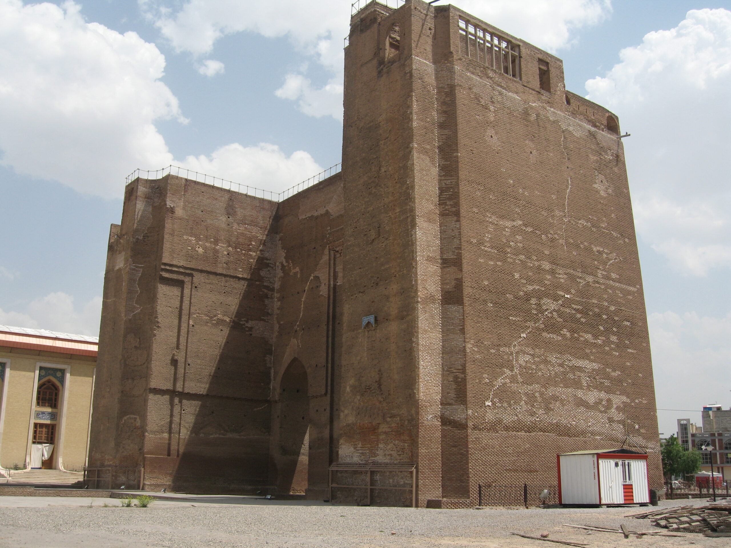 مسجد یا ارگ علیشاه  ،جاذبه های گردشگری تبریز
