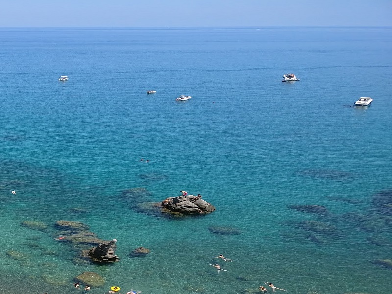 گشت‌وگذار با قایق و ورزش‌های آبی در چفالو ایتالیا