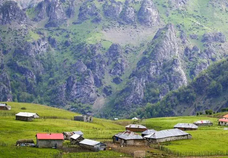 روستای سوباتان: طبیعت بکر، دشت‌های گل‌دار و تجربه‌ای فراموش‌نشدنی در شمال ایران